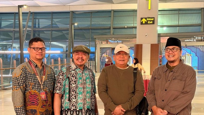 Wakil Ketua Komisi VIII Abdul Wachid (kedua dari kanan) bersama Rombongan Timwas Haji DPR 2026, di Bandara Soetta, Sabtu (16/5).