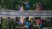 Komunitas olahraga turut memanfaatkan momentum long weekend untuk berkegiatan bersama. Komunitas lari, senam, hingga pesepeda tampak memenuhi kawasan.