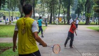 Libur panjang dimanfaatkan sebagian warga untuk menjaga kebugaran tubuh. Olahraga pagi dipilih sebagai cara menyegarkan pikiran di tengah rutinitas perkotaan.