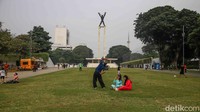 Selain berolahraga, sejumlah warga duduk santai di area taman. Beberapa keluarga juga terlihat menggelar tikar dan membawa bekal sederhana.