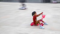 Anak-anak tampak bermain di area taman, sementara orang tua menikmati suasana pagi sambil mengawasi keluarga. Kebersamaan terasa di berbagai sudut kawasan.