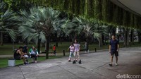 Area jogging track dan taman ramai dipadati warga. Aktivitas seperti berlari, berjalan santai, hingga bersepeda menjadi pilihan favorit pengunjung.