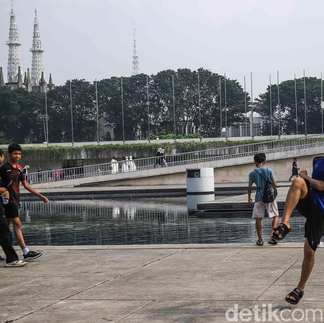 Warga Asyik Olahraga dan Piknik di Lapangan Banteng