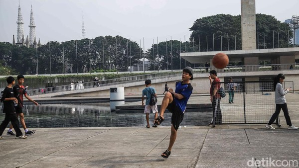 Warga Asyik Olahraga dan Piknik di Lapangan Banteng