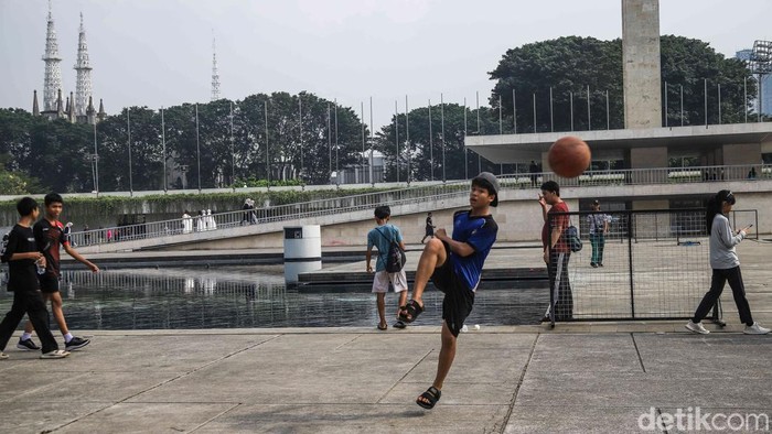 Suasana Lapangan Banteng, Jakarta, dipenuhi warga yang memanfaatkan libur panjang akhir pekan, Sabtu (16/5/2026). Sejak pagi, masyarakat datang untuk berolahraga dan menikmati waktu luang.