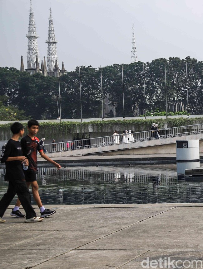 Warga Asyik Olahraga dan Piknik di Lapangan Banteng