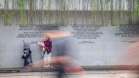 Meski ramai pengunjung, suasana Lapangan Banteng tetap tertib dan nyaman. Warga terlihat saling menjaga ruang aktivitas dan kebersihan area taman.