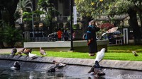 Libur panjang juga membawa dampak positif bagi pedagang kecil di sekitar kawasan. Penjual makanan dan minuman tampak ramai melayani pengunjung.