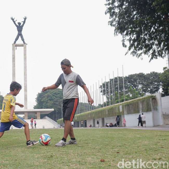Warga Habiskan Long Weekend di Lapangan Banteng