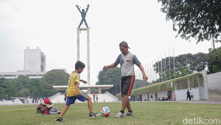 Warga Habiskan Long Weekend di Lapangan Banteng