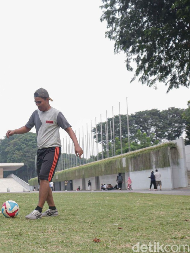Warga Habiskan Long Weekend di Lapangan Banteng