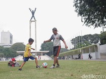 Warga Habiskan Long Weekend di Lapangan Banteng