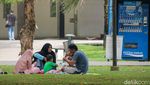 Warga Habiskan Long Weekend di Lapangan Banteng