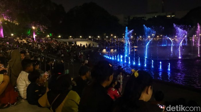 Pertunjukan air mancur menari di Lapangan Banteng kembali menjadi magnet warga yang menghabiskan penghujung libur panjang di ruang publik ibu kota.