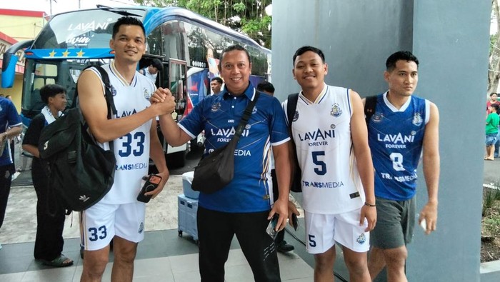 Andri Quik-quik (celana panjang hitam) yang memimpin suporter LavAni Transmedia di GOR Samapta Magelang berfoto dengan pemain LavAni, Sabtu (16/5/2026).