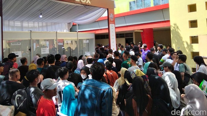 Antrean pembelian tiket final SBY Cup 2026 di GOR Samapta Magelang, Minggu (17/5/2026).