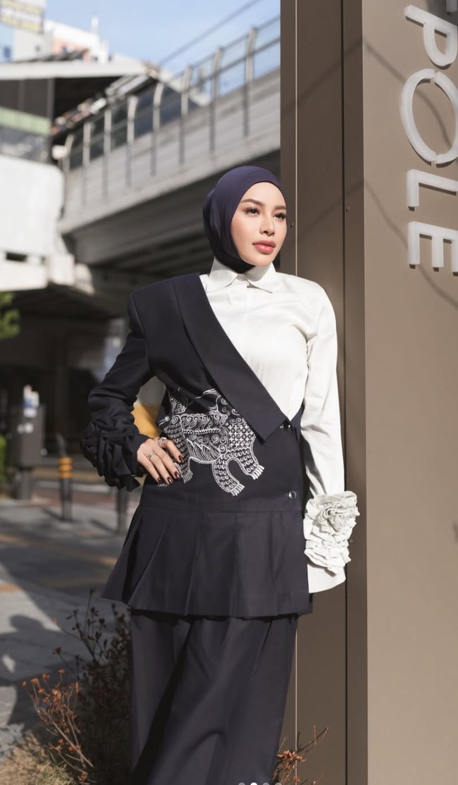 Aurel tampil memukau berbalut outfit bernuansa hitam-putih. Busana yang dikenakan Aurel itu memiliki potongan modern yang unik. Setengah bagian berbentuk seperti kemeja putih polos dan setengahnya lagi menyerupai blazer. Sementara bagian bawah berpotongan mirip pleated skirt. Busana tersebut dipadukan dengan celana panjang berpotongan longgar warna senada. Foto: Instagram/@aurelie.hermansyah