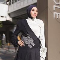 Aurel tampil memukau berbalut outfit bernuansa hitam-putih. Busana yang dikenakan Aurel itu memiliki potongan modern yang unik. Setengah bagian berbentuk seperti kemeja putih polos dan setengahnya lagi menyerupai blazer. Sementara bagian bawah berpotongan mirip pleated skirt. Busana tersebut dipadukan dengan celana panjang berpotongan longgar warna senada. Foto: Instagram/@aurelie.hermansyah