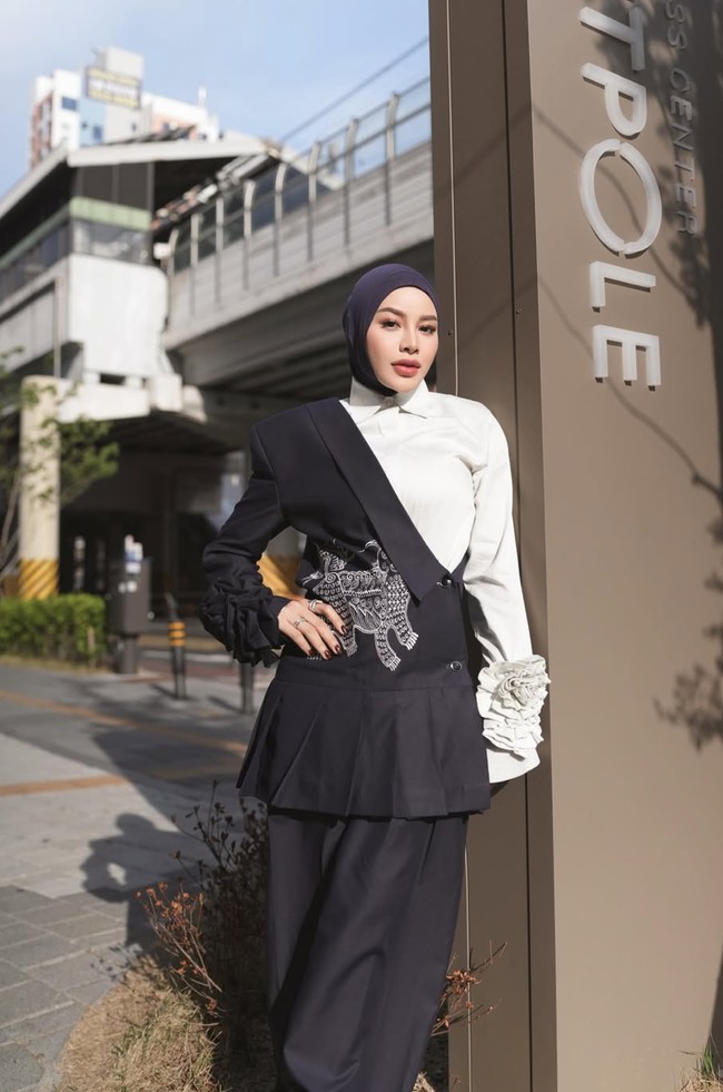 Uniknya di salah satu sisi busana yang dikenakan Aurel itu terdapat gambar seperti anjing yang terbentuk dari motif yang mengingatkan pada ornamen tradisional Nusantara, batik.  Foto: Instagram/@aurelie.hermansyah