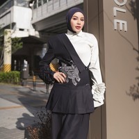 Uniknya di salah satu sisi busana yang dikenakan Aurel itu terdapat gambar seperti anjing yang terbentuk dari motif yang mengingatkan pada ornamen tradisional Nusantara, batik.  Foto: Instagram/@aurelie.hermansyah