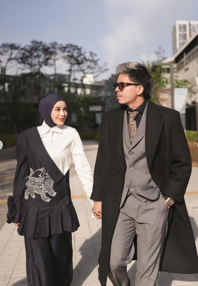 Serasi dengan Aurel, Atta mengenakan long coat, vest, lengkap dengan dasi. Uniknya dasi yang dikenakan Atta juga bermotif, memberikan nuansa heritage pada penampilannya. Foto: Instagram/@aurelie.hermansyah
