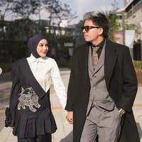 Serasi dengan Aurel, Atta mengenakan long coat, vest, lengkap dengan dasi. Uniknya dasi yang dikenakan Atta juga bermotif, memberikan nuansa heritage pada penampilannya. Foto: Instagram/@aurelie.hermansyah