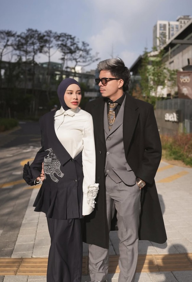 Kompak pamerkan gaya stylish dan kemesraan keduanya, penampilan Atta dan Aurel banjir pujian. Elegant banget, tulis salah satu komentar. Cakep banget Masya Alloh, komentar lain. Foto: Instagram/@aurelie.hermansyah