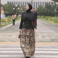 Di look berbeda, Aurel memilih padukan kain batik sebagai bawahan dengan atasan hitam yang modern dan sleek. Penampilannya semakin lengkap dengan hijab yang membungkus kepalanya. Foto: Instagram/@aurelie.hermansyah