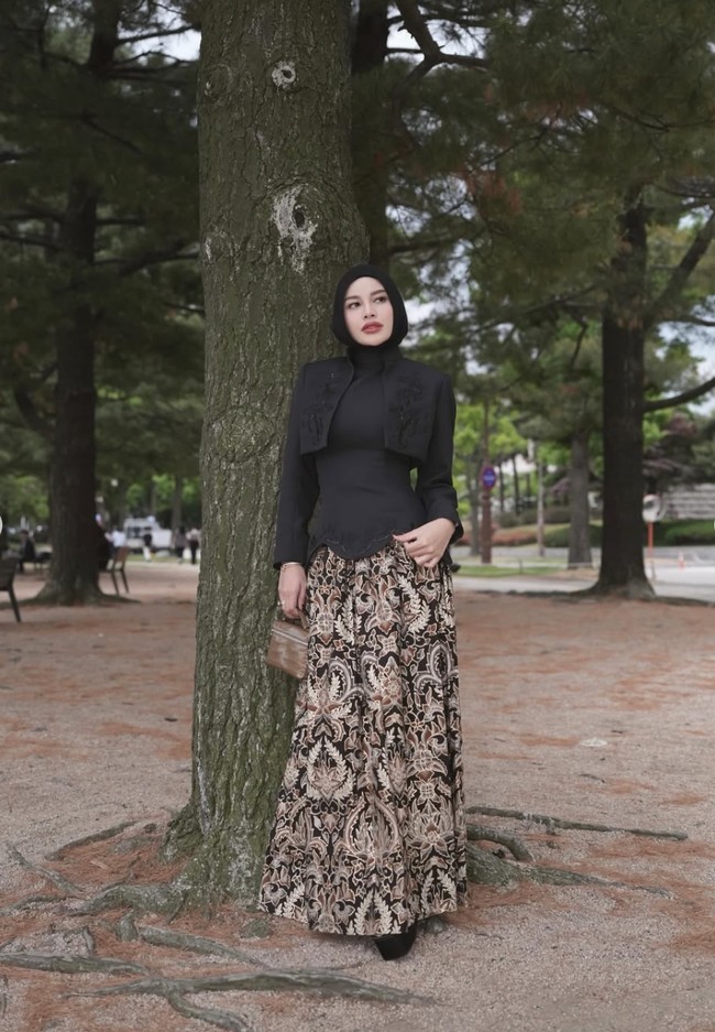 Penampilan Aurel dengan busana unik bernuansa tradisional itu pun kembali dipuji. Keren-keren OOTD nya selama di Korea, tulis salah satu komentar. Foto: Instagram/@aurelie.hermansyah