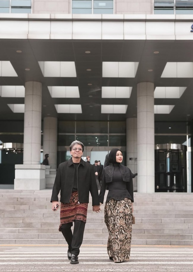 Serasi dengan busana bernuansa hitam, Atta melengkapi penampilannya dengan kain songket yang dililit di pinggang. Padukan gaya modern yang stylish dengan unsur tradisional membuat penampilan keduanya makin memukau dan curi atensi. Foto: Instagram/@aurelie.hermansyah