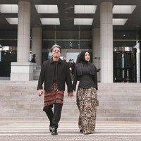 Gaya Unik Aurel Hermansyah di Korea, Tampil Modern Dengan Sentuhan Batik