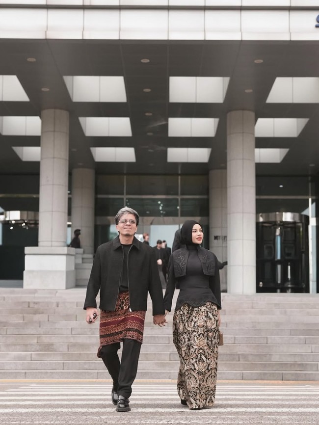 Gaya Unik Aurel Hermansyah di Korea, Tampil Modern Dengan Sentuhan Batik