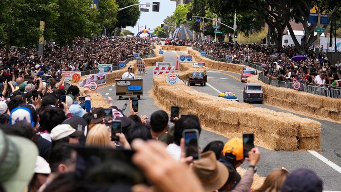 A competitor drives his homemade vehicle without an engine during the Red Bull Soapbox race in Los Angeles, California, U.S., May 16, 2026. REUTERS/Arafat Barbakh