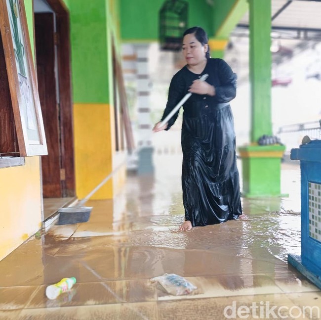 Banjir Luapan Sungai Menjangan Lumajang Surut, Warga Mulai Bersihkan Rumah