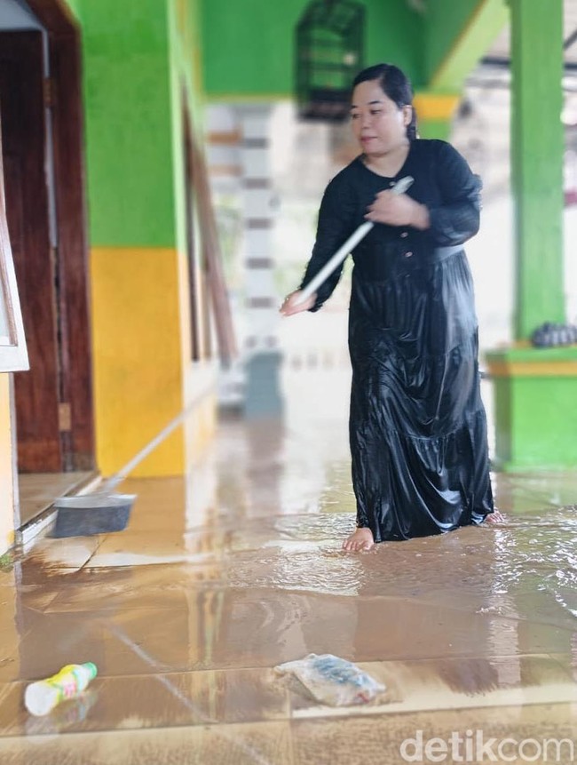 Banjir Luapan Sungai Menjangan Lumajang Surut, Warga Mulai Bersihkan Rumah