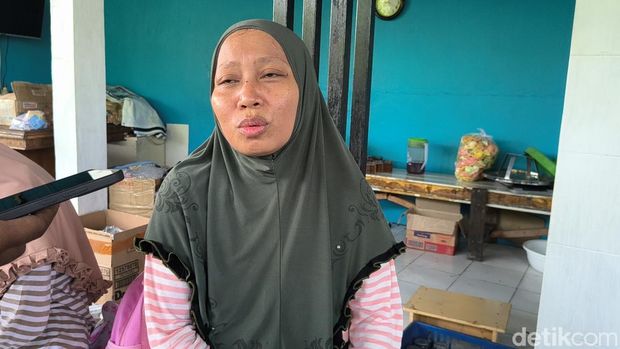 Korban banjir di Kalibanteng Kulon, Semarang, Wati (44)