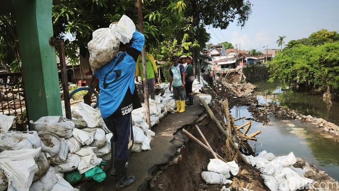 Kondisi Jalan Jembawan 1, Kelurahan Kalibanteng Kulon, Kecamatan Semarang Barat, Kota Semarang, pasca terdampak banjir, Minggu (17/5/2026).