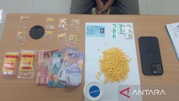 Barang bukti kasus peredaran obat keras ilegal daftar G diamankan di Mapolsek Babelan, Kabupaten Bekasi, Jawa Barat, Sabtu.