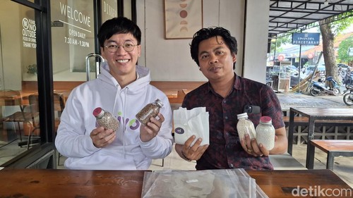 CEO Baiyo, Willy D. Liusan bersama kolaboratornya, Dosen Teknik Mesin Universitas Udayana, Wayan Nata Septiadi menunjukkan sejumlah produk biji plastik yang diproduksi Baiyo di Denpasar, Sabtu (16/5/2026). (Fabiola Dianira)