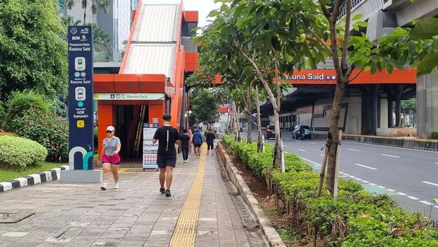 CFD Rasuna Said Warga berakhir olahraga di trotoar lantaran CFD Rasuna Said ditiadakan Minggu pagi ini, (17/5/2026).