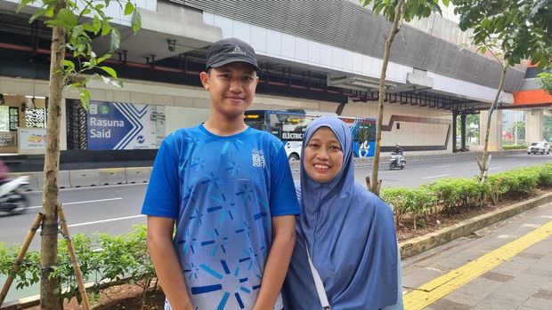 Ina dan putranya dari Depok mengaku kecewa tak ada CFD di Rasuna Said Minggu ini, (17/5/2026).