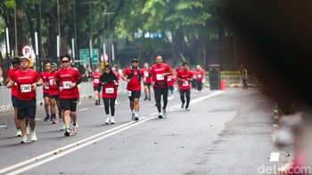Flag off atau pelepasan peserta dimulai sejak pukul 05.00 WIB untuk kategori half marathon.