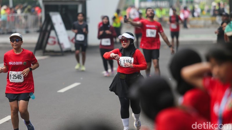 1. Peserta Digiland Run 2026 memasuki garis finis di Kompleks GBK, Jakarta, Minggu (17/5/2026). Digiland Run 2026 mengusung tema 