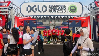 Pramono menyebut, kegiatan olahraga berskala internasional seperti ini mampu memberikan dampak positif bagi citra kota, ekonomi, hingga gaya hidup sehat masyarakat. Salah seorang peserta menunjukkan medali usai melewati garis finis. 