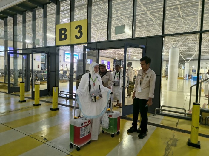 Jemaah haji Indonesia 2026 tiba di Bandara KAIA Jeddah.