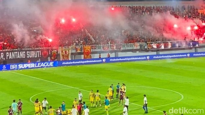 Flare menyala usai laga PSM Makassar Vs Persib Bandung di Stadion Gelora BJ Habibie.