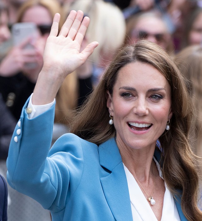 Di jajaran perhiasan, Kate mengandalkan kalung mutiara Monica Vinader yang dipadukan dengan liontin ‘Woodland’ dari Asprey. Ia pernah memakainya juga saat menyambangi Australia dan Denmark. (Foto: Mark Cuthbert/UK Press via Getty Images)