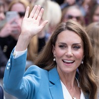Di jajaran perhiasan, Kate mengandalkan kalung mutiara Monica Vinader yang dipadukan dengan liontin ‘Woodland’ dari Asprey. Ia pernah memakainya juga saat menyambangi Australia dan Denmark. (Foto: Mark Cuthbert/UK Press via Getty Images)