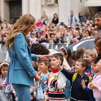 Bagian belakang blazer tampak dihiasi kerutan yang memberikan aksentuasi di area pinggul. Blus putih dari Holland Cooper dan sepasang sepatu Ralph Lauren berwarna kulit menambah kesan yang elegan. (Foto: Robino Salvatore/GC Images)