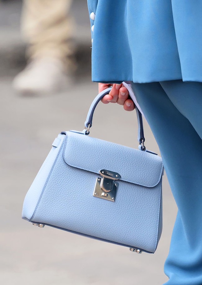 Turut melengkapi gaya ibu tiga anak ini, tas tangan keluaran Asprey berwarna baby blue yang lembut. Menurut The Independent, biru yang dipilih Kate merujuk pada Savoy blue, warna historis dari masa kerajaan Italia, sebagai bentuk penghormatan kepada negara tuan rumah. (Foto: Karwai Tang/WireImage)